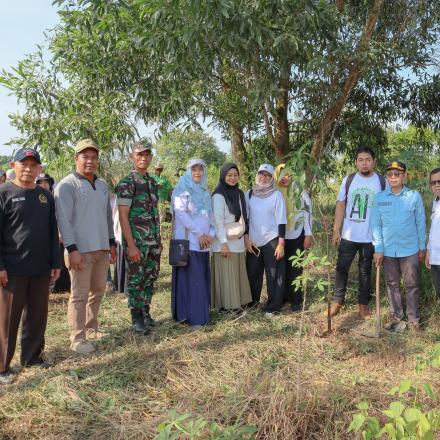 Penanaman Pohon di Desa Indrasari, Kecamatan Martapura