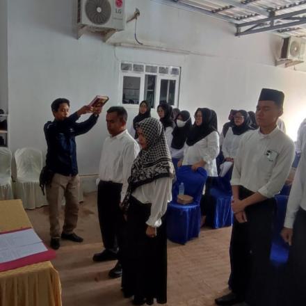 Pelantikan Anggota KPPS Desa Indrasari Kecamatan Martapura Kabupaten Banjar Tahun 2024