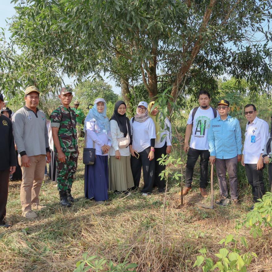 Penanaman Pohon di Desa Indrasari, Kecamatan Martapura